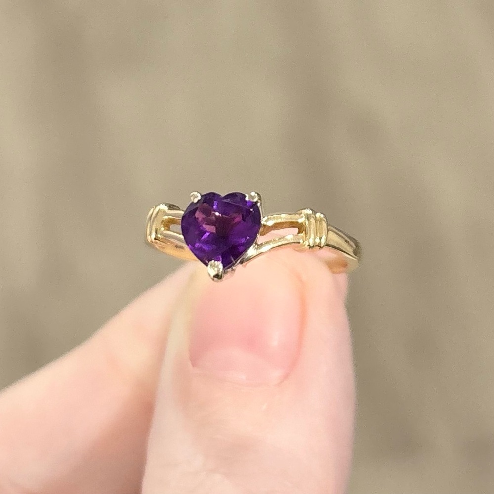14K Amethyst heart cut deep dark purple solitaire vintage style yellow gold ring - Picture 6 of 12
